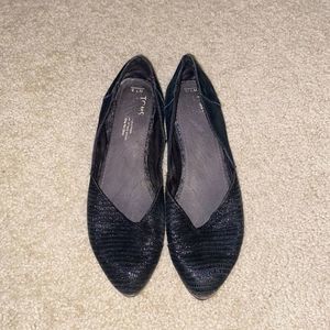 7.5 Wide Toms black flats
